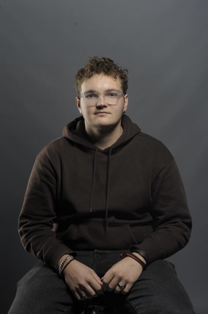 Portrait de Théo Manya, développeur web en Haute-Loire.